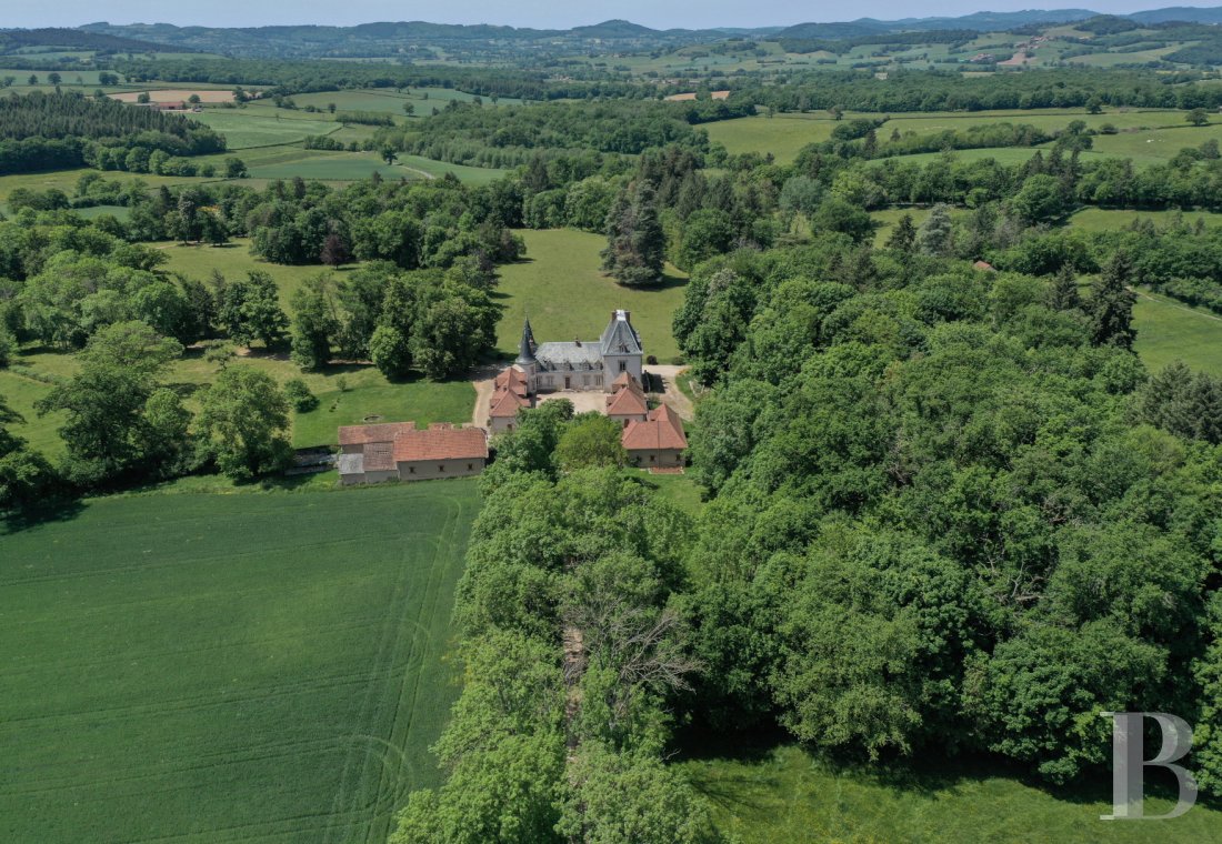 A 19th century chateau and surrounding park available for film projects in Saône-et-Loire, in the south of Morvan - photo  n°1
